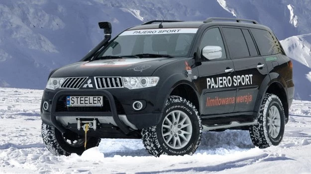 Mitsubishi Pajero Sport uzbrojone w terenowe pakiety.