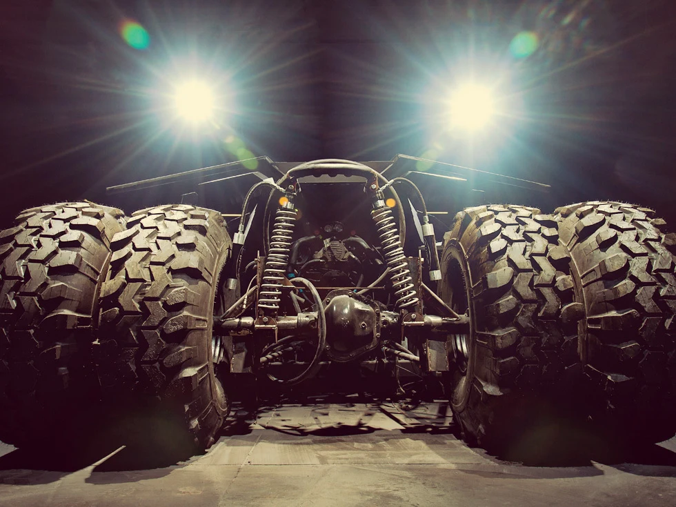 Batmobil (Tumbler) - fanowska kopia pojazdu Batmana z filmu Mroczny Rycerz weźmie udział w wyścigu Gumball 2013