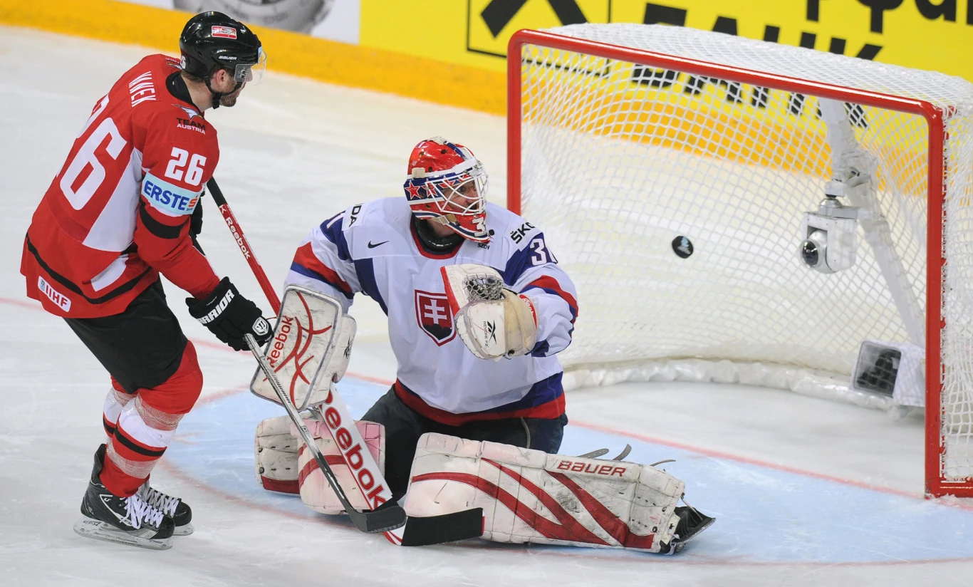 Thomas Vanek strzela zwycięską bramkę dla Austrii w meczu ze Słowacją Thomas Vanek strzela zwycięską bramkę dla Austrii w meczu ze Słowacją