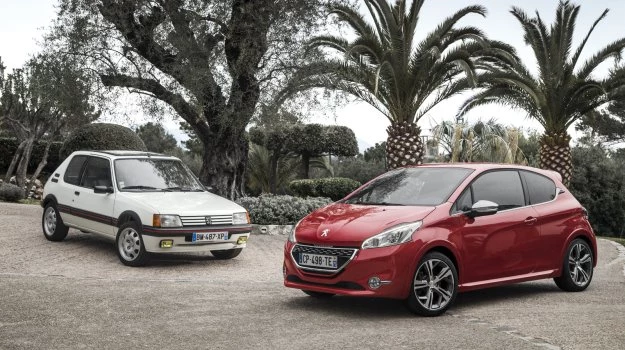 Peugeot 208 GTi na rodzinnym zdjęciu z "205" GTi (debiut w 1984 roku, silniki od 105 do 128 KM).