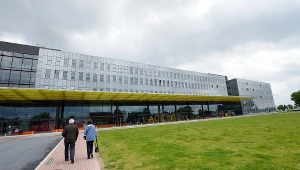 Na zdjęciu: Szpital, w którym leży 65-latka zakażona w Dubaju. Douai we Francji, 8 maja 2013