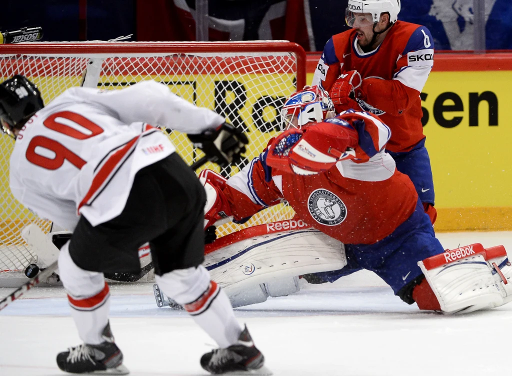 Roman Josi strzela gola dla Szwajcarii w meczu z Norwegami Roman Josi strzela gola dla Szwajcarii w meczu z Norwegami