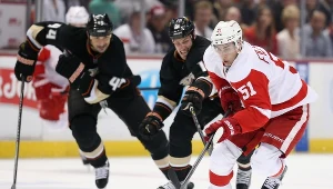 Valtteri Filppula z Detroit Red Wings ucieka Ryanowi Getzlafowi z Anaheim Ducks 