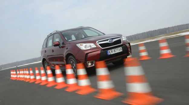 W nowym wydaniu Forestera 2.0 XT zrezygnowano z dużego wlotu powietrza na masce. 240-konną wersję można poznać po zderzaku przednim z przetłoczeniami po bokach.