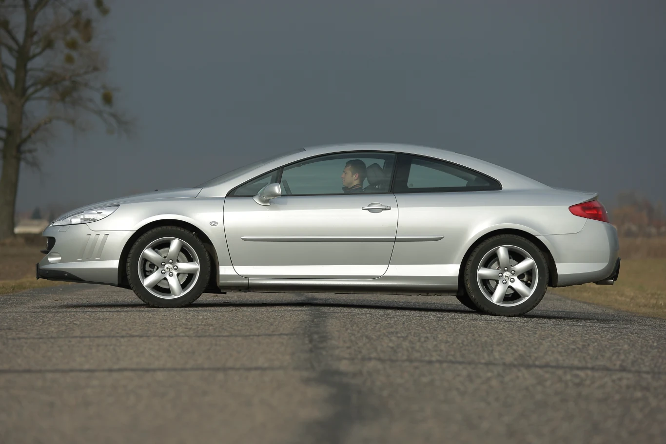 Peugeot 407 coupe, tak jak limuzyna i kombi, ma zaawansowane wielowahaczowe zawieszenie przednie, którego konstrukcja była inspirowana rozwiązaniami z Formuły 1. W naszych warunkach podnosi to koszty serwisowania. Decydując się na jeden ze starszych egzemplarzy trzeba przeznaczyć od 1500 do 3 tys. zł na remont podwozia.