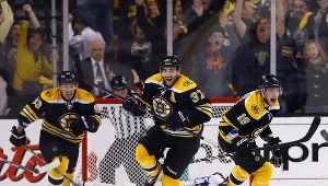 Patrice Bergeron (w środku) zapewnił Bruins awans