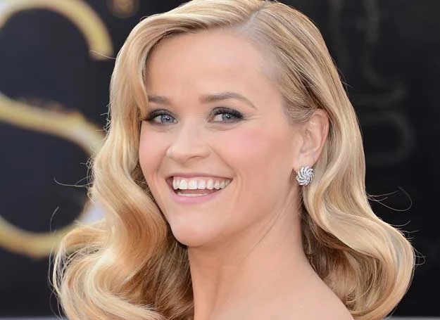 Reese Witherspoon ma idealne brwi. Zwróć uwagę na kolor idealnie dopasowany do jej blond włosów