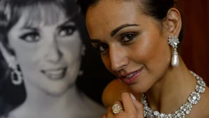 Modelka prezentująca diamentowy naszyjnik 