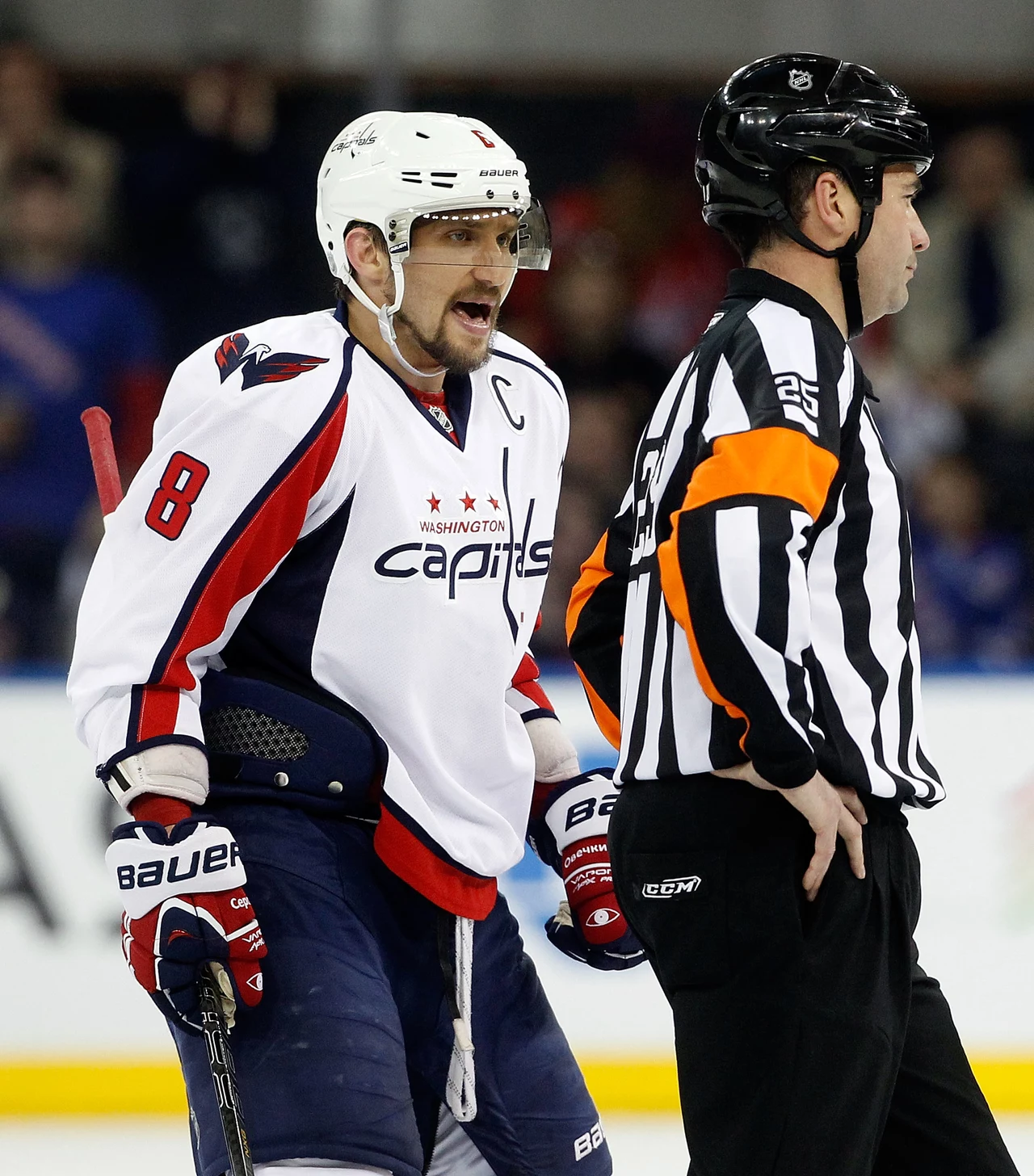 Aleksander Owieczkin w szóstym meczu z New York Rangers miał sporo pretensji do sędziego. Aleksander Owieczkin w szóstym meczu z New York Rangers miał sporo pretensji do sędziego.