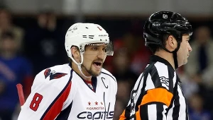 Aleksander Owieczkin w szóstym meczu z New York Rangers miał sporo pretensji do sędziego.