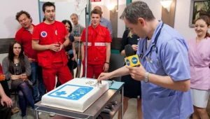 Z okazji 100. odcinka serialu na salę wjechał wyjątkowy „pacjent” – tort! 