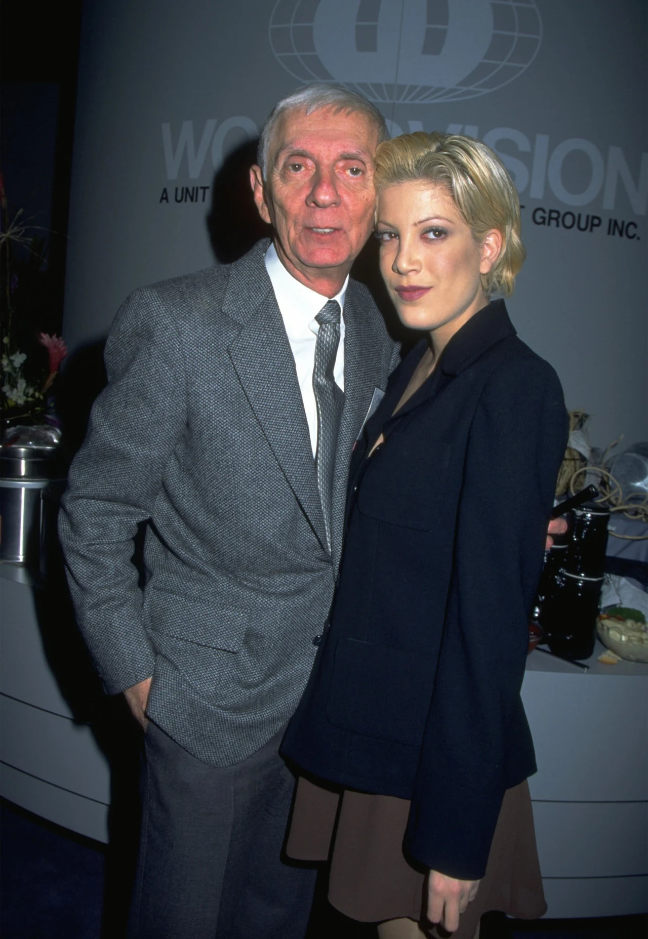 Tori Spelling z ojcem Aaronem Spellingiem - 1999 r. Tori Spelling z ojcem Aaronem Spellingiem - 1999 r.