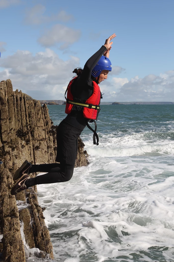 Coasteering, narodowy sport Walii. Pod okiem doświadczonych instruktorów na fale skaczą nawet dziesięciolatki