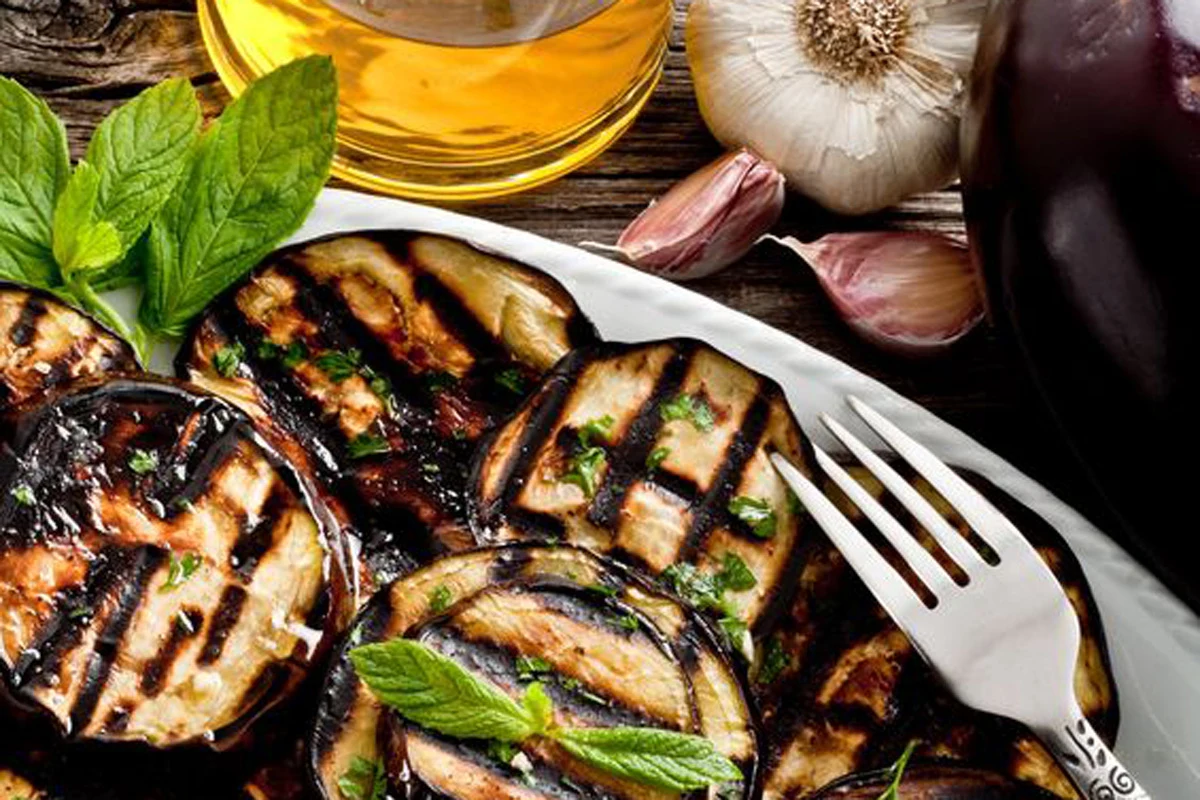 Grillowany bakłażan smakuje obłędnie. Można przygotować go na wiele sposobów, dzięki czemu bakłażan z grilla może zastąpić nawet przysmaki mięsne. 
