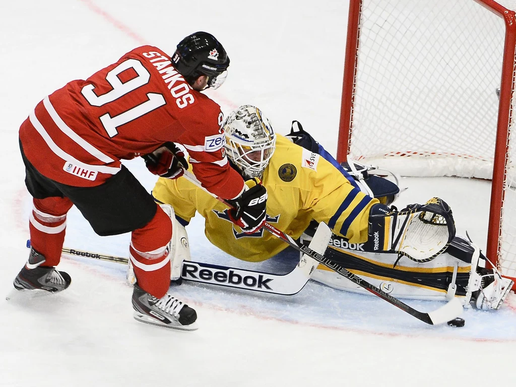 Kanadyjczyk Steven Stamkos i szwedzki bramkarz Johnas Enroth 