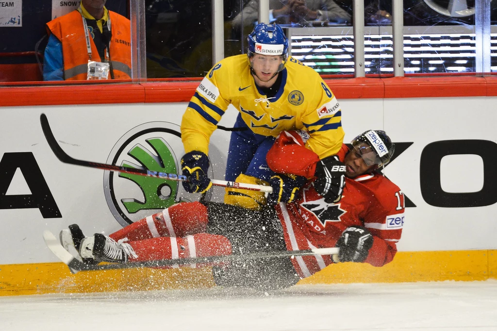 Kanadyjczyk Wayne Simmonds (z prawej) i Petter Granberg ze Szwecji