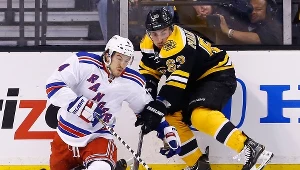 Brad Marchand (z prawej) w starciu z Michaelem Del Zotto