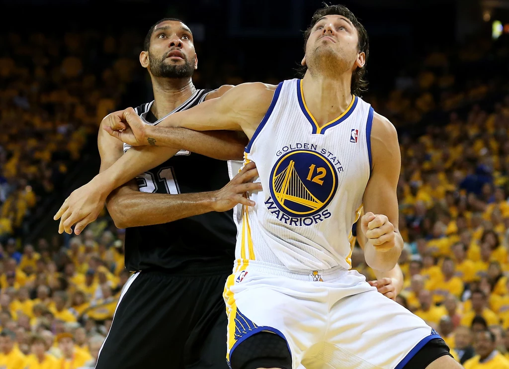 Tim Duncan (z lewej) poprowadził Spurs do zwycięstwa Tim Duncan (z lewej) poprowadził Spurs do zwycięstwa