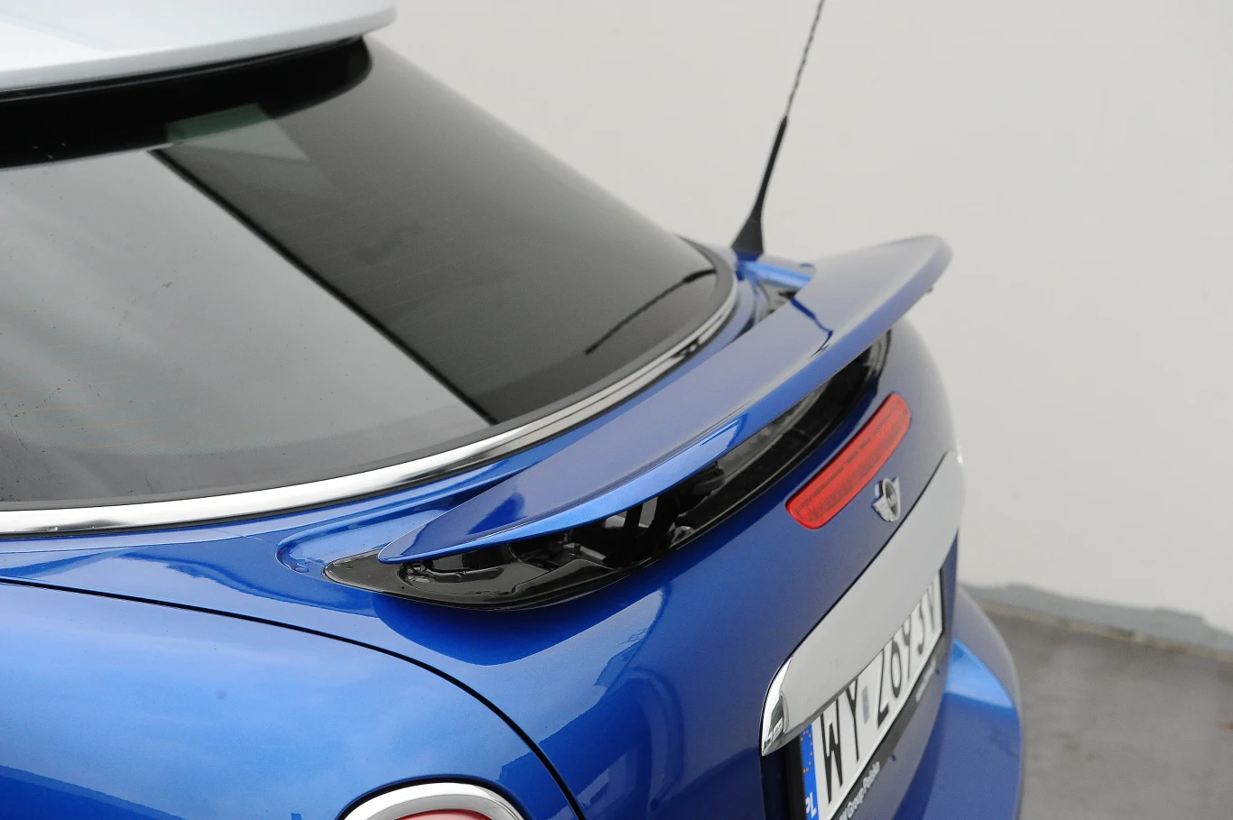 Spoiler wysuwa się automatycznie powyżej 80 km/h (można też sterować nim ręcznie).