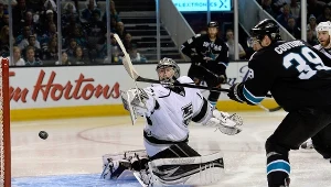Logan Couture kontra bramkarz LA Kings Jonathan Quick