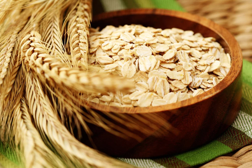 Owies nie powoduje żadnych skutków ubocznych, z jednym wyjątkiem. Kto jest uczulony na gluten (celiakia) - powinien przed zastosowaniem preparatów, kosmetyków i żywności z owsem skonsultować się z lekarzem