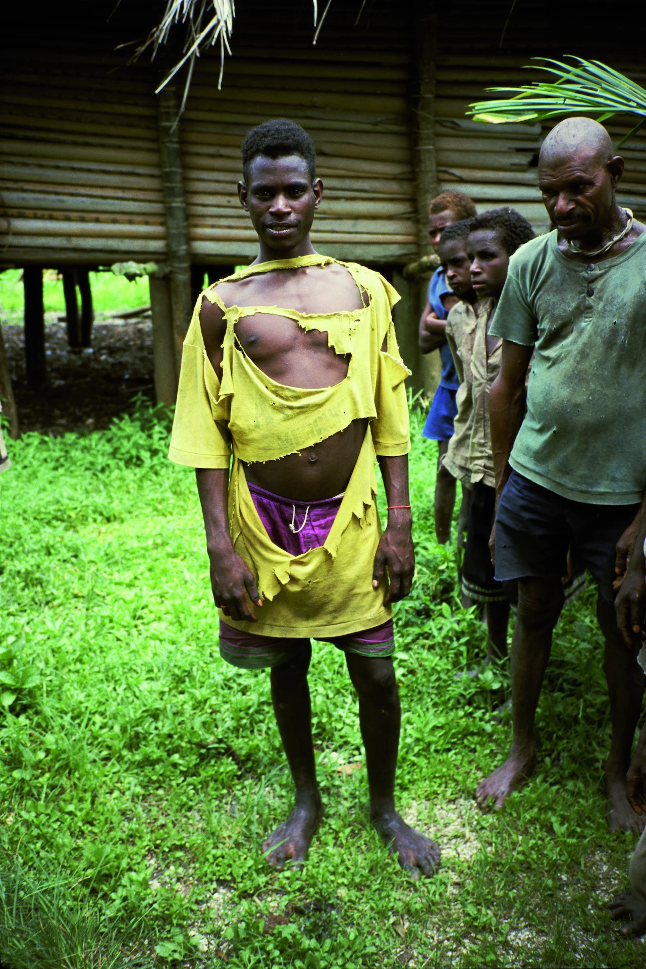 Roy Villevoye, Elias Saráw, Pirimapún, Asmat, Papua 1998. Dzięki uprzejmości Motive Gallery, Bruksela, Belgia Roy Villevoye, Elias Saráw, Pirimapún, Asmat, Papua 1998. Dzięki uprzejmości Motive Gallery, Bruksela, Belgia