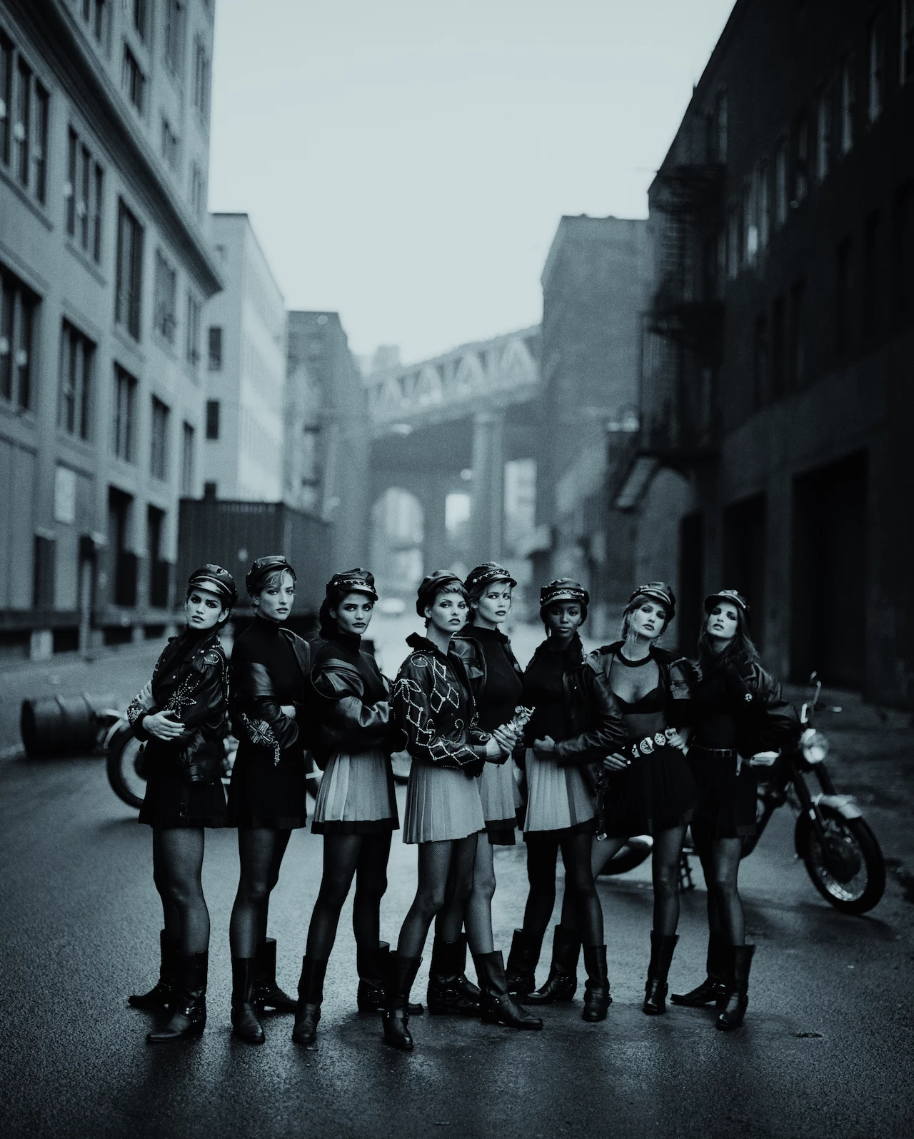 Peter Lindbergh, Cindy Crawford, Tatjana Patitz, Helena Christensen, Linda Evangelista, Claudia Schiffer, Naomi Campell, Karen Mulder, Stephanie Seymour dla amerykańskiej edycji Vogue’a, Nowy Jork, Brooklyn, 1991. © Peter Lindbergh Peter Lindbergh, Cindy Crawford, Tatjana Patitz, Helena Christensen, Linda Evangelista, Claudia Schiffer, Naomi Campell, Karen Mulder, Stephanie Seymour dla amerykańskiej edycji Vogue’a, Nowy Jork, Brooklyn, 1991. © Peter Lindbergh