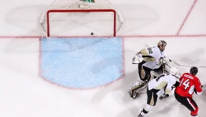 Colin Greening strzela gola dla Ottawa Senators w meczu z Pittsburgh Penguins