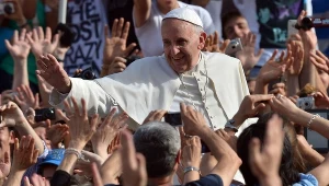 Papież Franciszek podczas objazdu placu św. Piotra