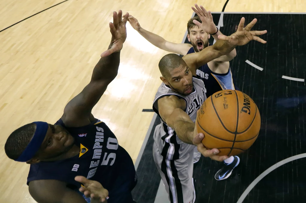 Tim Duncan w ataku na kosz Tim Duncan w ataku na kosz