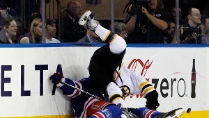 Zacięta walka między Brianem Boylem z New York Rangers a Toreyem Krugiem z Boston Bruins