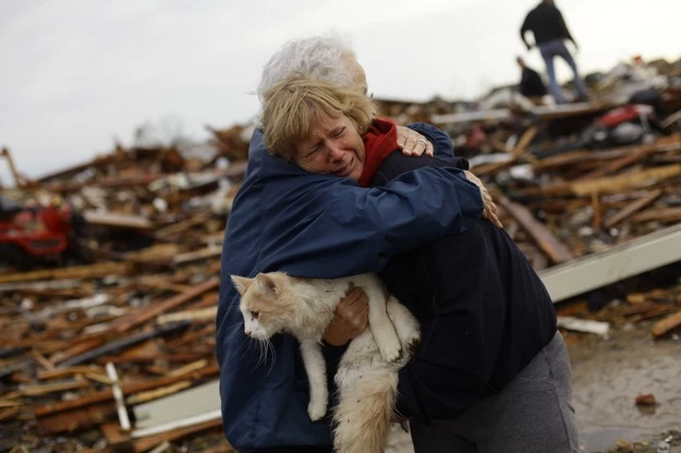 Mieszkańcy zniszczonej przez tornado miejscowości Moore