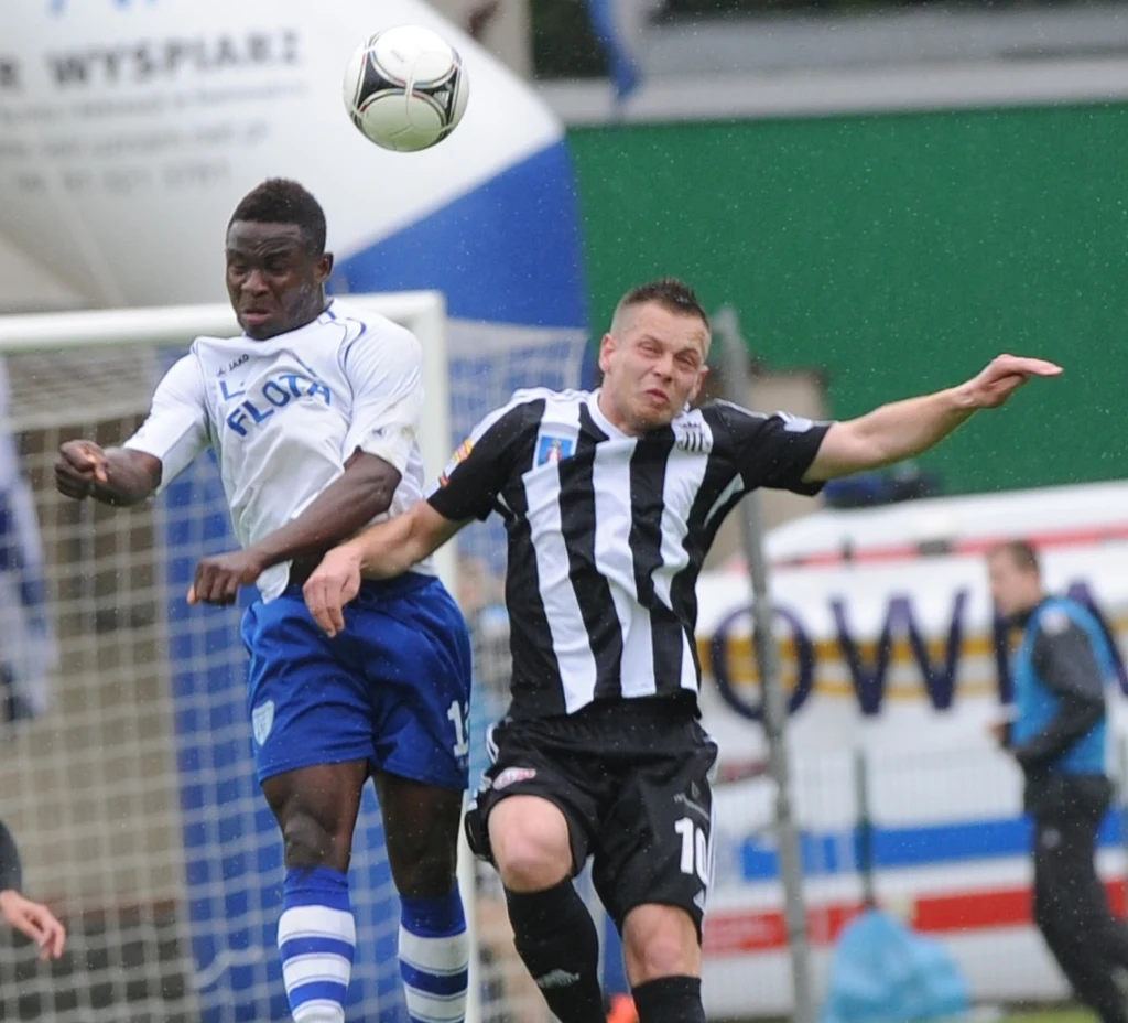 Charles Nwaogu z Floty w walce z Arkadiuszem Czarneckim z Sandecji Charles Nwaogu z Floty w walce z Arkadiuszem Czarneckim z Sandecji