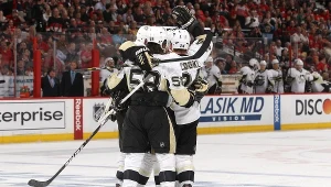 Hokeiści z Pittsburgha cieszą się ze zdobycia bramki