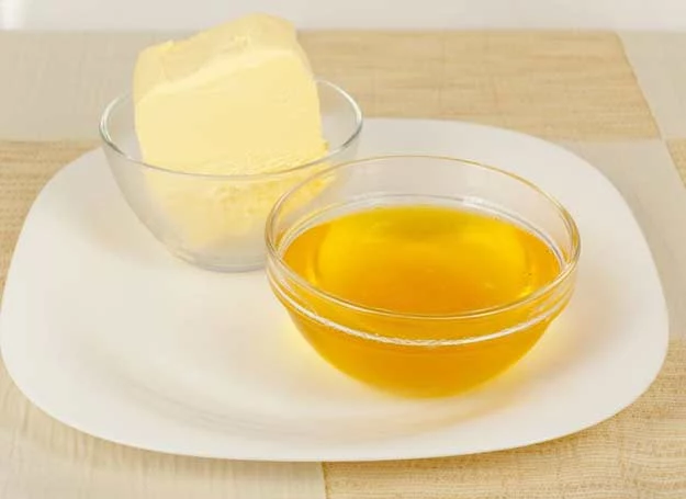 Z kilograma niesolonego masła (82 proc.) uzyskujemy ok. 700 g sklarowanego masła