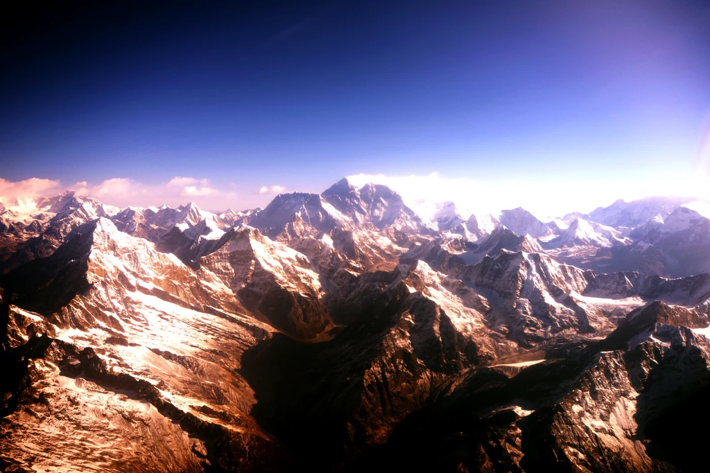 Mount Everest - najwyższy szczyt górski świata liczący sobie 8850 m.