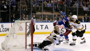 Chris Kreider strzela gola na wagę zwycięstwa