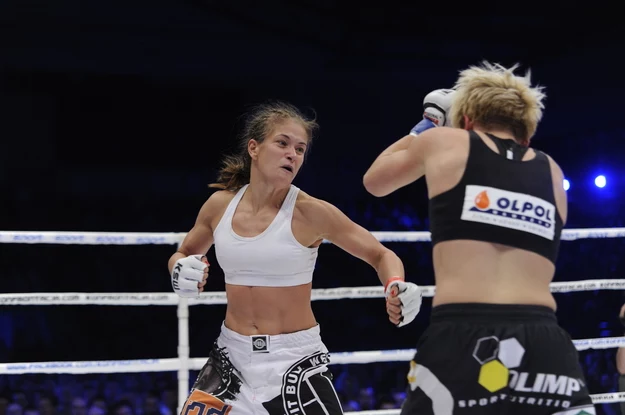 Karolina Kowalkiewicz (z lewej) nie widzi problemu w walce z osobą transseksualną, Fot www.KSWFOTO.com Karolina Kowalkiewicz (z lewej) nie widzi problemu w walce z osobą transseksualną, Fot www.KSWFOTO.com