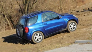 Mały rozstaw osi (tylko 235 cm) sprawia, że RAV4 nie wiesza się na przeszkodach terenowych. Jej wrogiem są gałęzie – lakier błyskawicznie się rysuje.