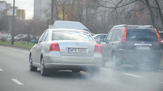 Jeśli efekty spalania widoczne są nawet w lusterku wstecznym, sytuacja staje się niepokojąca.