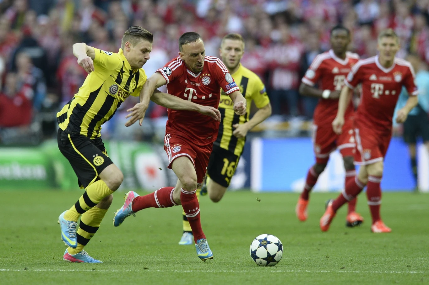 Zwycięskiego gola w 89. minucie zdobył Arjen Robben.