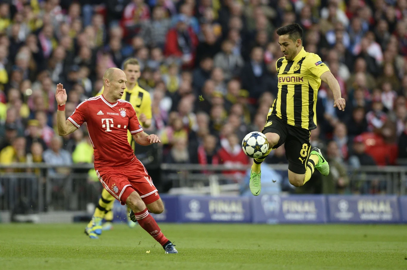 Zwycięskiego gola w 89. minucie zdobył Arjen Robben.