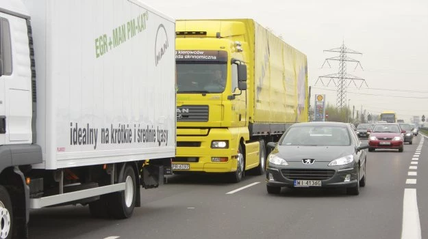 Ciężarówka musi zostawić przed sobą miejsce na co najmniej jedno auto.