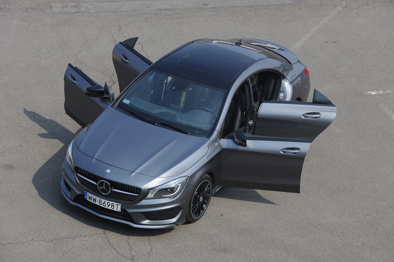 Cechą wyróżniającą najnowszego modelu Mercedesa jest brak ramek okiennych.