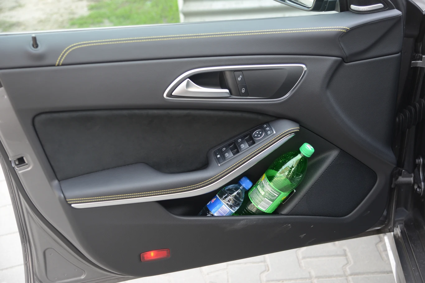 W kieszeni zmieszczą się dwie butelki z napojami o pojemności 1,5 oraz 0,5 l.