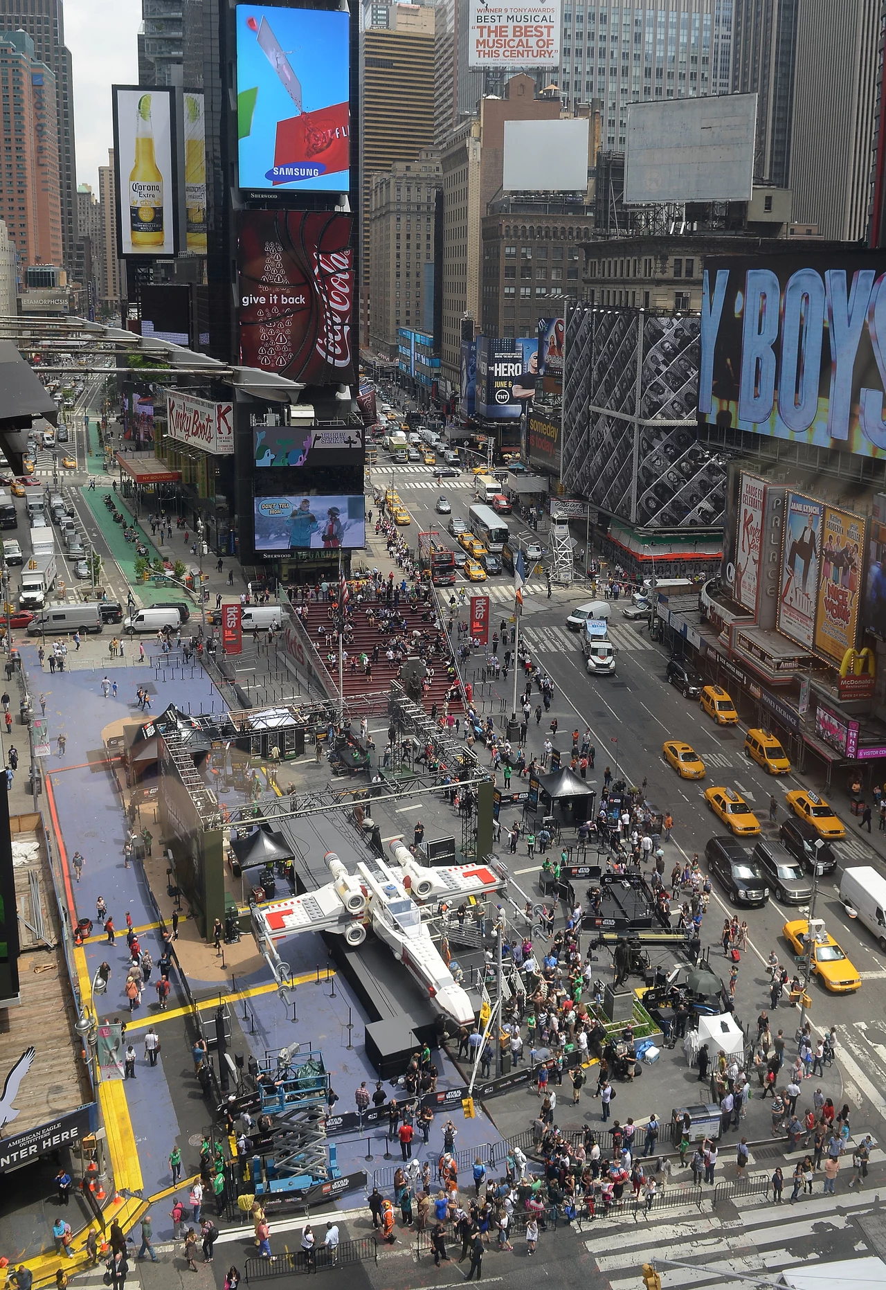 X-Wing z klocków LEGO na Times Square X-Wing z klocków LEGO na Times Square