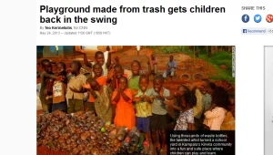 Przecięcie wstęgi podczas otwarcia ekologicznego placu zabaw w Kampalii.