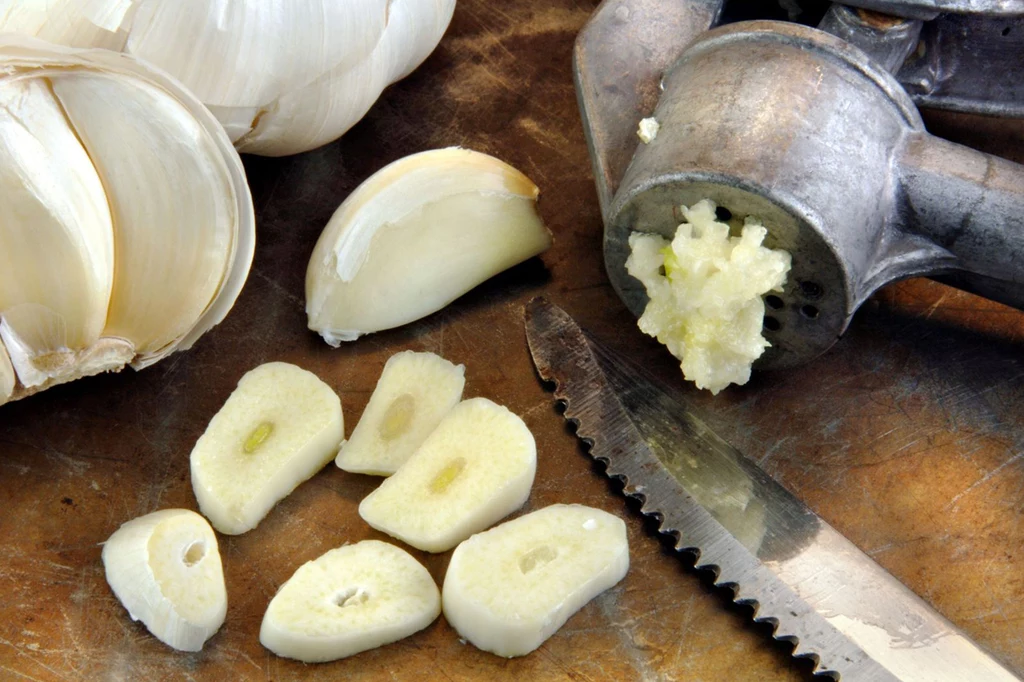 Czosnek jest znakomitym środkiem, który w naturalny sposób walczy z nadmiarem szkodliwego cholesterolu, przez co, uznaje się, że jego stosowanie zapobiega pojawieniu się miażdżycy