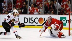 Michael Frolik pokonuje Jimmy'ego Howarda