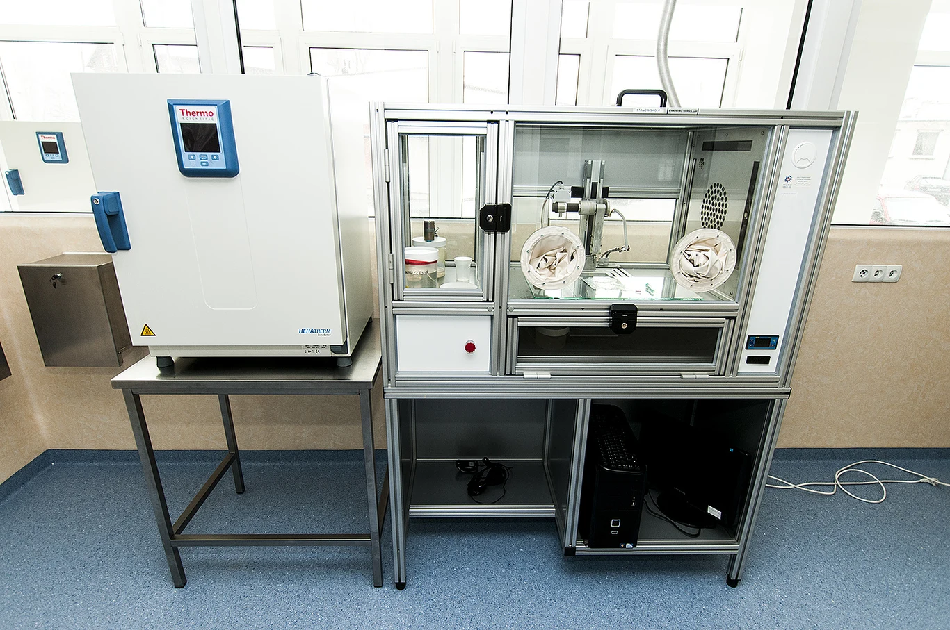 Cleanroom - protezy serca powstają w warunkach sterylnych (Fot. Wojciech Bujok)